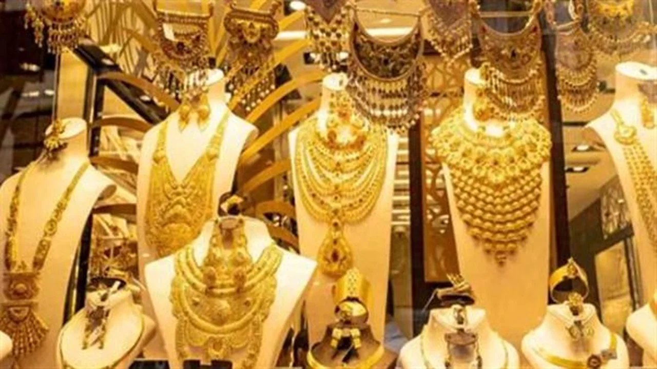 سعر الذهب عيار 24 يكسر حاجز 8300 جنيه في الأسواق المصرية محلياً